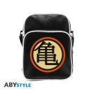 DRAGON BALL - Messenger Bag  Diese Dragon Ball Messenger Bag von ABYstyle mit dem Emblem von Master Roshi wird perfekt für Ihren nächsten Ausflug zum Kame House sein. Verwenden Sie es, um zur Schule zu gehen, zu arbeiten oder einfach nur abzuhängen!